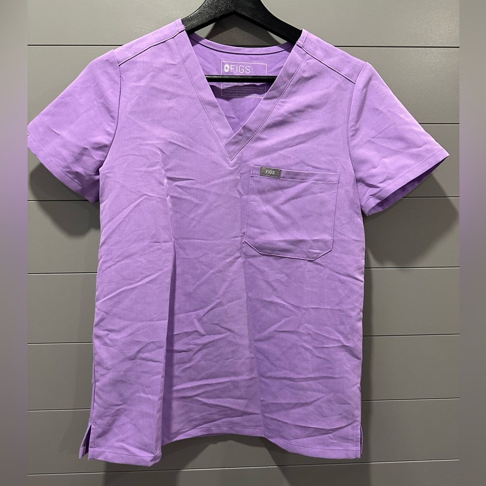 FIGS Catarina One Pocket Scrub Top in Lilac Dawn